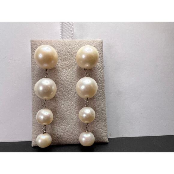 Graduated dangling pearl earrings in sterling silver - Picture 10 of 11